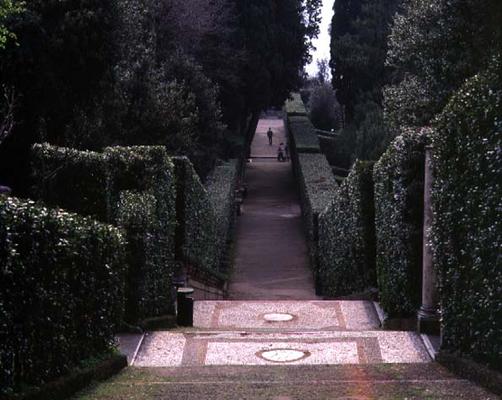 View of a garden walkway, designed by Pirro Ligorio (c.1500-83) for Cardinal Ippolito II d'Este (150 de 