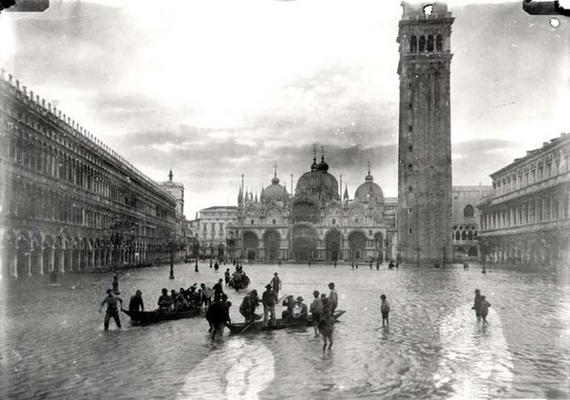 View of Flooded Piazza S. Marco (b/w photo) 1880-1920 de 