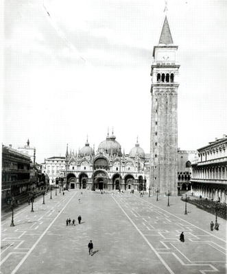 View of Piazza S. Marco (b/w photo) 1880-1920 de 