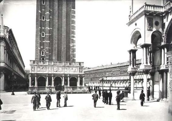View of Piazza San Marco and the Loggetta from the Porta della Carta (b/w photo) de 