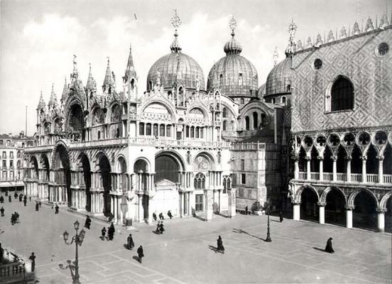 View of the Church of S. Marco and Palazzo Ducale (b/w photo) de 