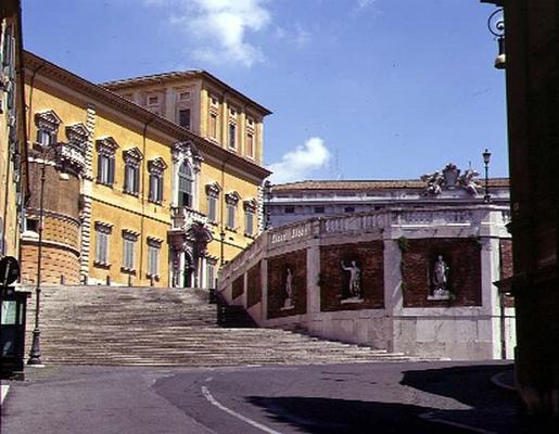 View of the facade from Via della Dataria, designed by Domenico Fontana (1543-1607) Carlo Maderno (1 de 