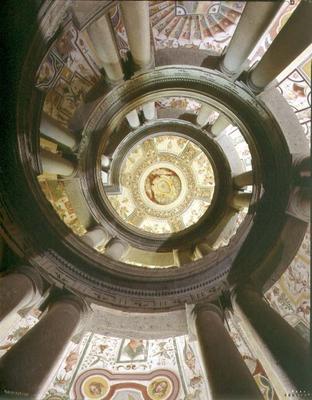 View of the stone spiral staircase looking up towards the ceiling, designed by Jacopo Vignola (1505- de 