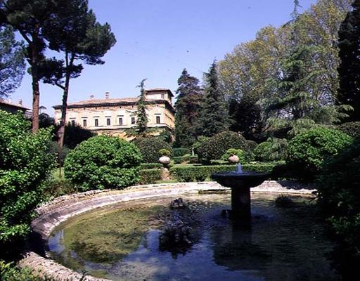View of the villa from across the fountain and garden, designed by Baldassarre Peruzzi (1481-1536) 1 de 