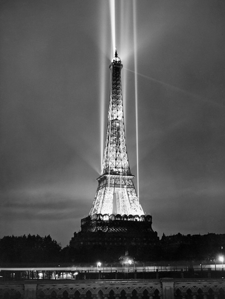 World fair in Paris: illumination of the Eiffel Tower by night de 