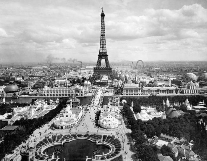 World fair in Paris in 1900 : Champs de Mars with Eiffel Tower de 