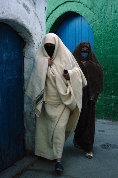 Women walking in the street, Essaouira (photo)  de 