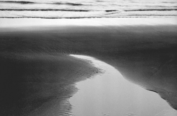 Water on sand (b/w photo)  de 