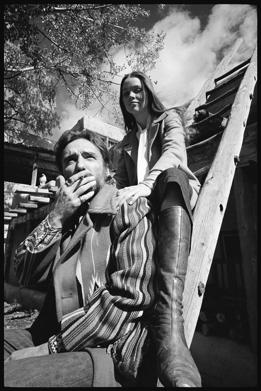 Dennis Hopper and wife Michelle Phillips on a ladder in New Mexico de Orlando Suero