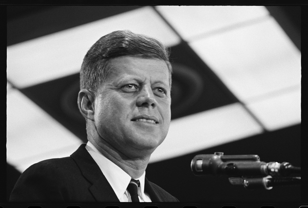 John F. Kennedy gives a speech de Orlando Suero