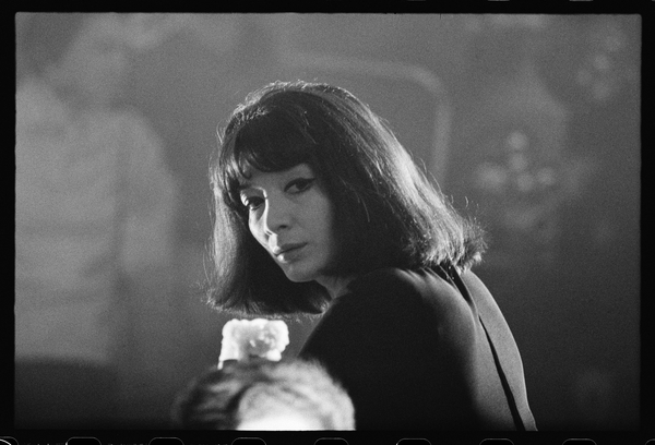 Juliette Greco in smokey nightclub de Orlando Suero