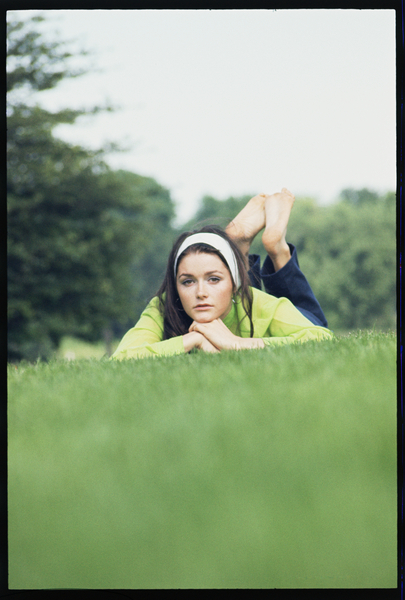 Margot Kidder on the grass de Orlando Suero