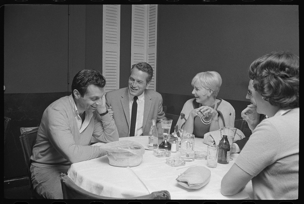 Paul Newman, Mort Sahl and Joanne Woodward joking at dinner de Orlando Suero