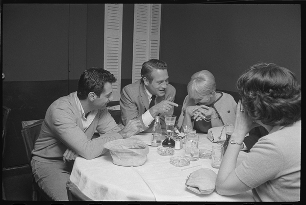 Paul Newman, Mort Sahl and Joanne Woodward joking at dinner de Orlando Suero