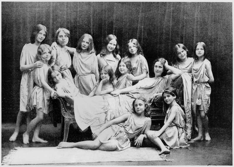 Isadora Duncan (1877-1927) and her pupils from the Grunewald School, 1908 (b/w photo)  de Paul Berger