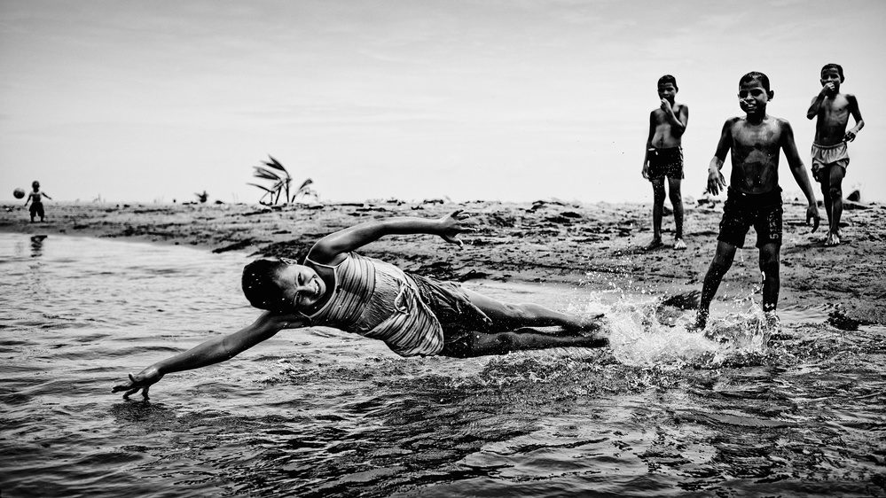 Children in the water de PAUL GOMEZ