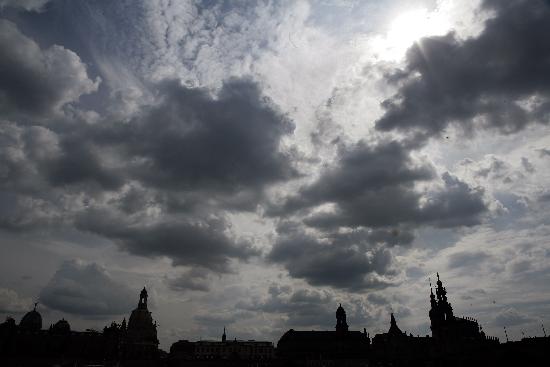 Dunkle Wolken über Dresdner Altstadt de Peer Grimm