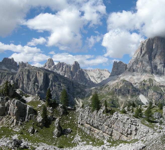 Paisajes de montaña de verano en Dolomitas