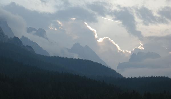 Nubes y montañas en el Passo Sentinella