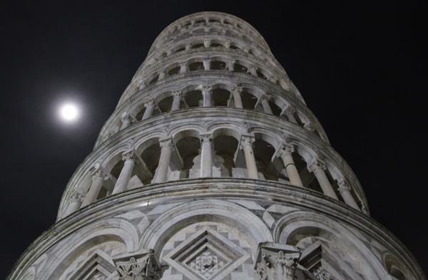 Torre de Pisa nocturna