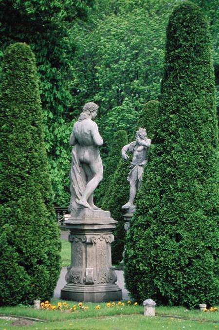 Statues and topiary in the garden (photo) de Polish School