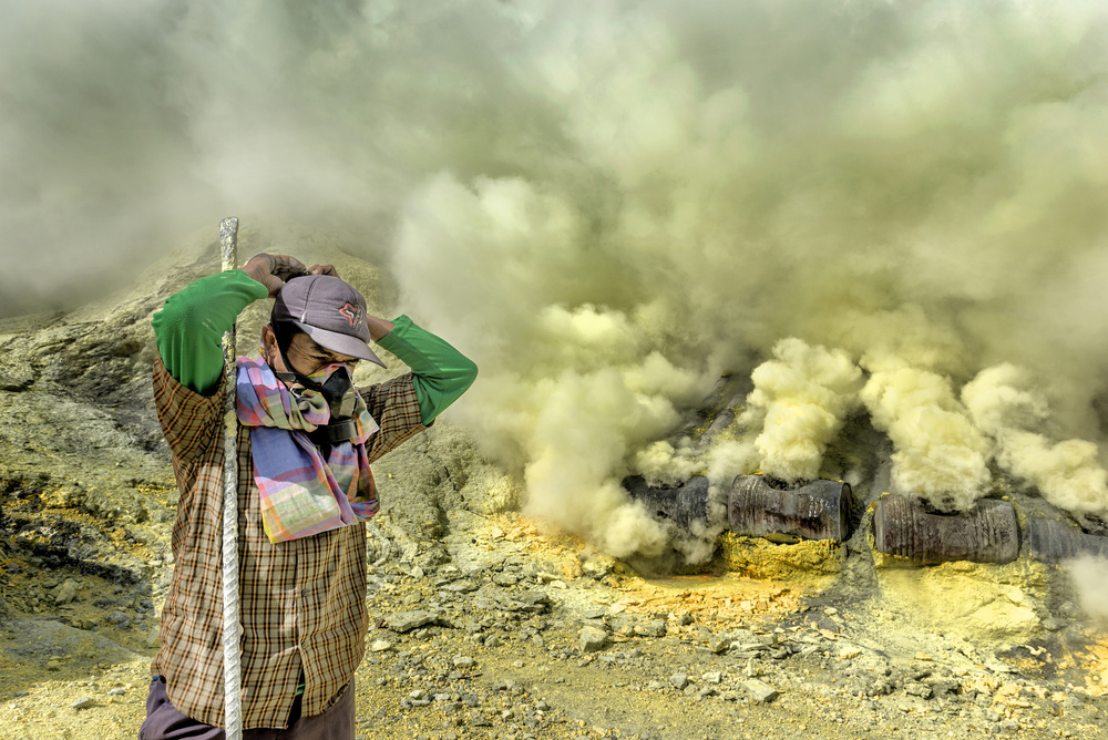 sulphur miner wearing mask de PRADEEP RAJA