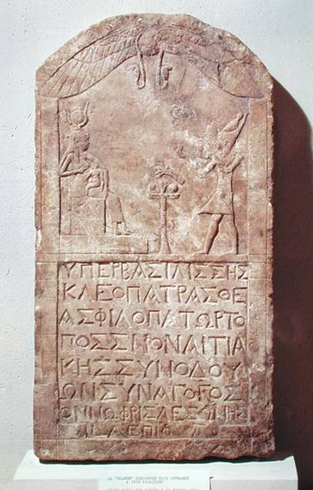 Stele dedicated to Isis depicting Cleopatra VII (69-30 BC) making an offering to Isis breastfeeding de Ptolemaic Period Egyptian
