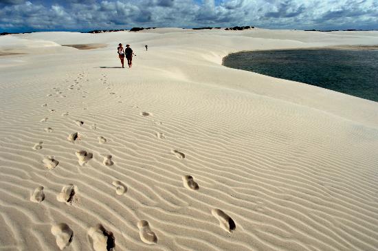 Touristen erkunden Wüstenlandschaft in Brasilien de Ralf Hirschberger