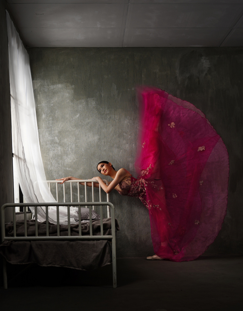 Red gown ballerina de Rawisyah Aditya
