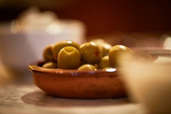 Drei Schalen mit Oliven auf einem Esstisch de Robert Kalb