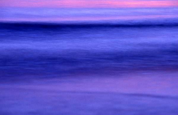 Farbenspiel einer unscharfen Welle im Meer de Robert Kalb