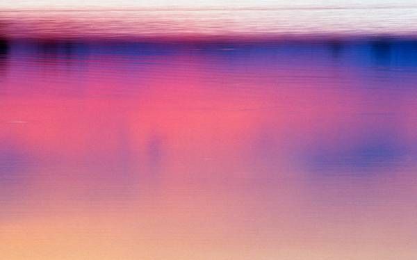 Farbenspiel im Wasser durch einen Sonnenuntergang am Rauchwarter See de Robert Kalb