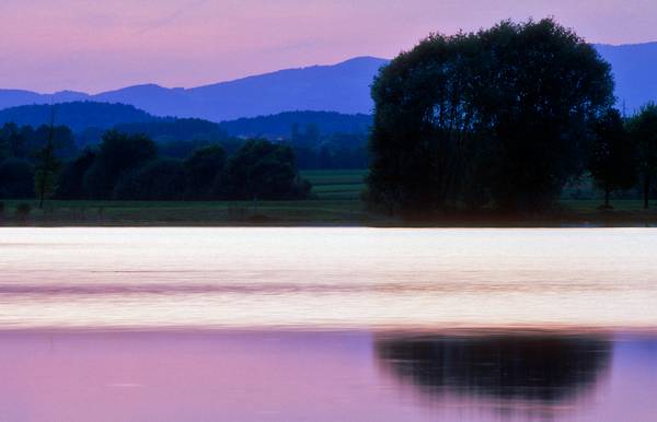 Farbenspiel im Wasser (von blau bis rosarot) durch einen Sonnenuntergang de Robert Kalb