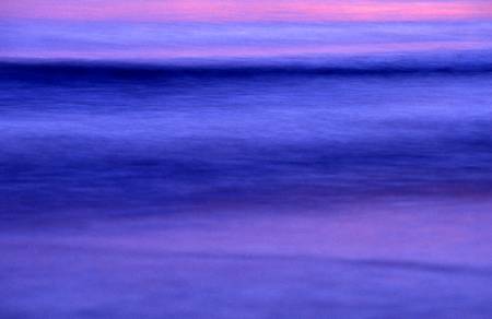 Farbenspiel einer unscharfen Welle im Meer