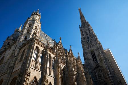 Stephansdom in Wien gegen einen blauen Himmel 