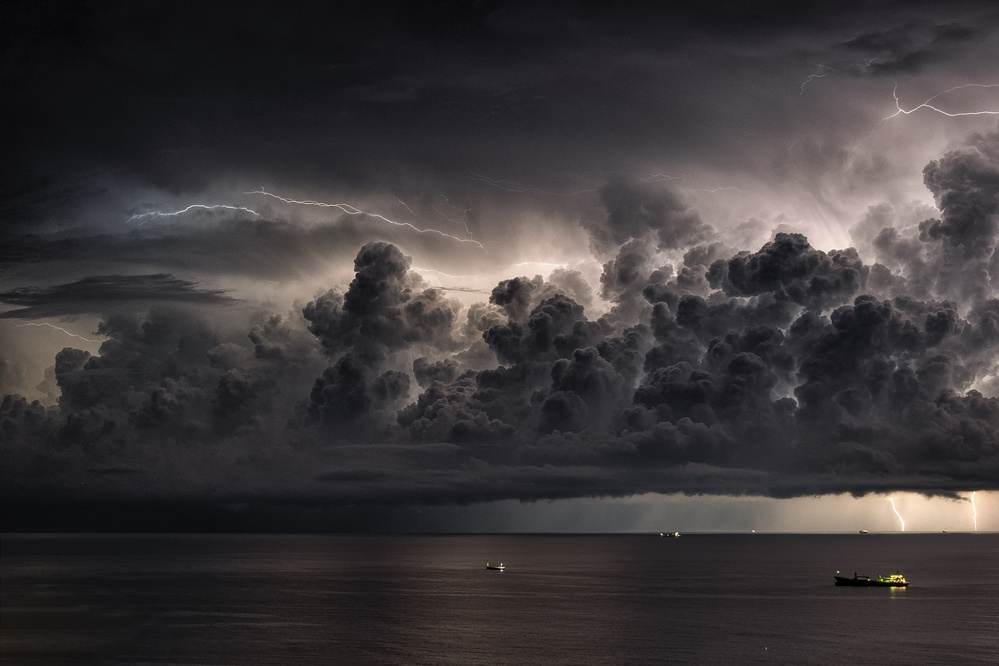 Storm over the mediterranean sea de Roberto Zanleone