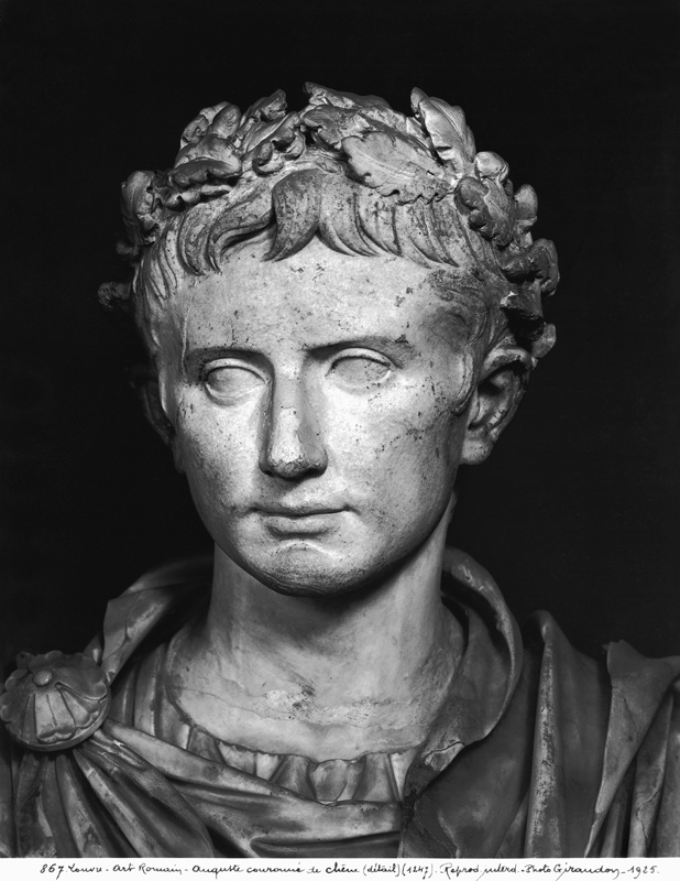 Head of Emperor Augustus (63 BC-14 AD) crowned with an oak wreath  (detail) de Roman
