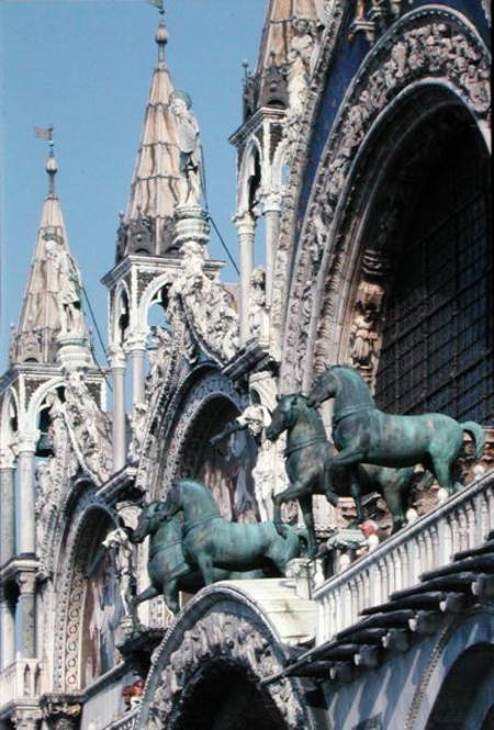 Replicas of The Four Horses above the main door of the facade (photo) de Roman