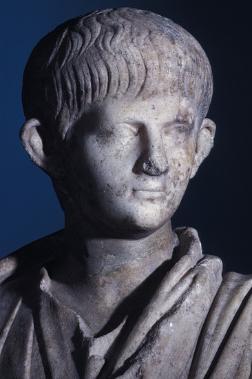 Togate statue of the young Nero, front view of the head de Roman