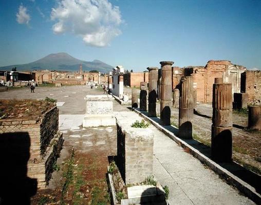 View of the Forum with Vesuvius in the background (photo) de Roman 1st century BC