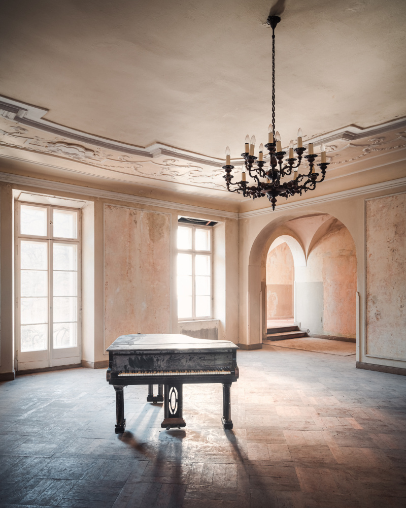Piano in an Abandoned Castle de Roman Robroek