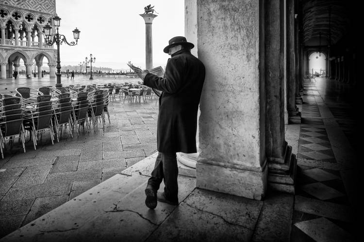 Mister B. still reads newspapers de Roswitha Schleicher-Schwarz