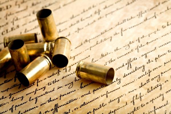 bullet casings on bill of rights de Sascha Burkard