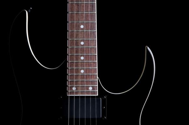 electric guitar silhouette isolated on b de Sascha Burkard