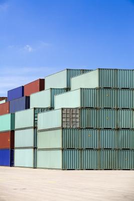 shipping containers against blue sky de Sascha Burkard
