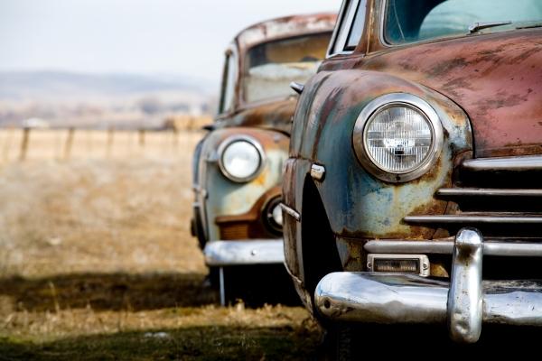 vintage cars abandoned in rural Wyoming de Sascha Burkard
