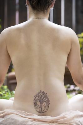 Back of a nude woman meditating de Scott Griessel
