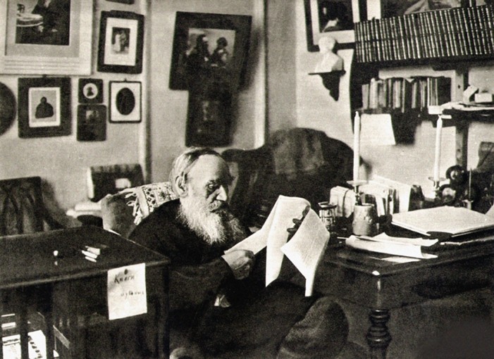 Leo Tolstoy in his studio. Yasnaya Polyana de Sophia Andreevna Tolstaya