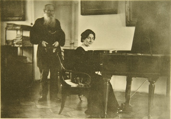 Leo Tolstoy with the harpsichordist Wanda Landowska (1879-1959) de Sophia Andreevna Tolstaya
