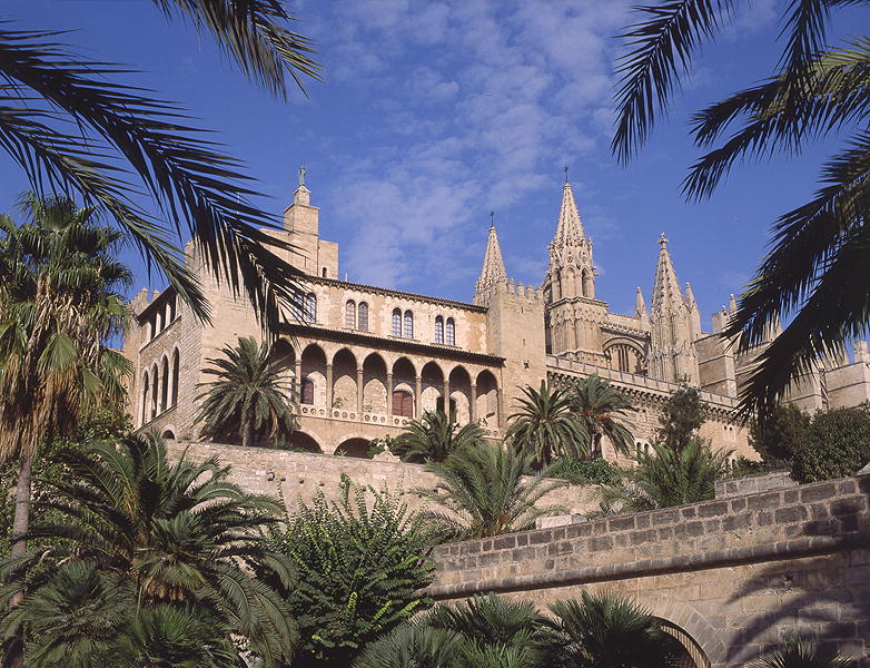 View of La Almudaina Palace, Palma de Mallorca (photo)  de Spanish School